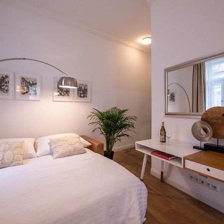 Modern Downtown Apt - Renovated, On Ideal Location Прага Екстериор снимка