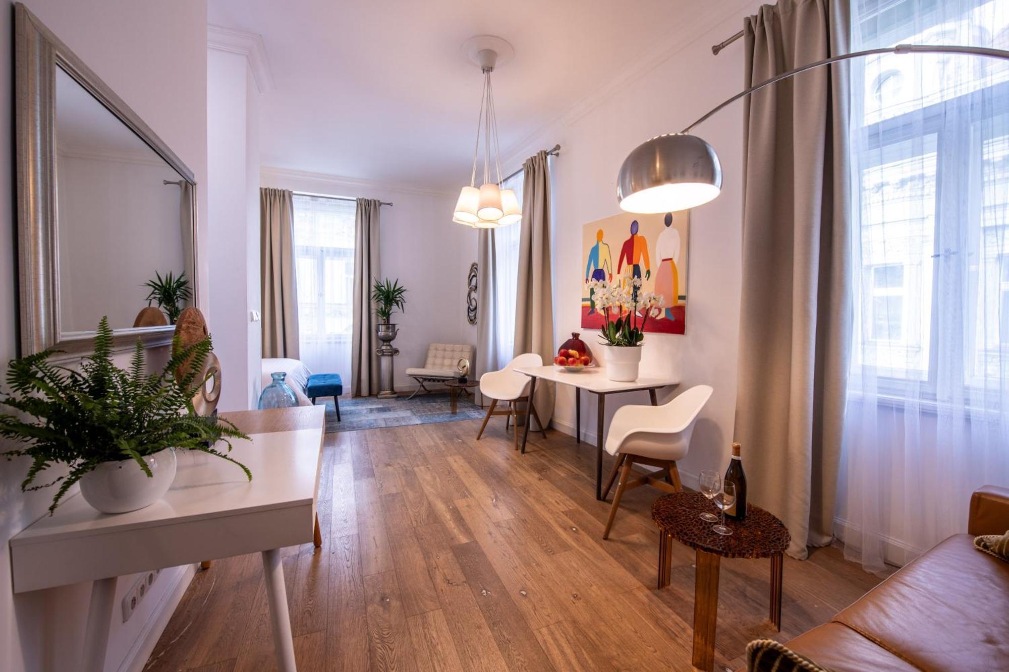 Modern Downtown Apt - Renovated, On Ideal Location Прага Екстериор снимка