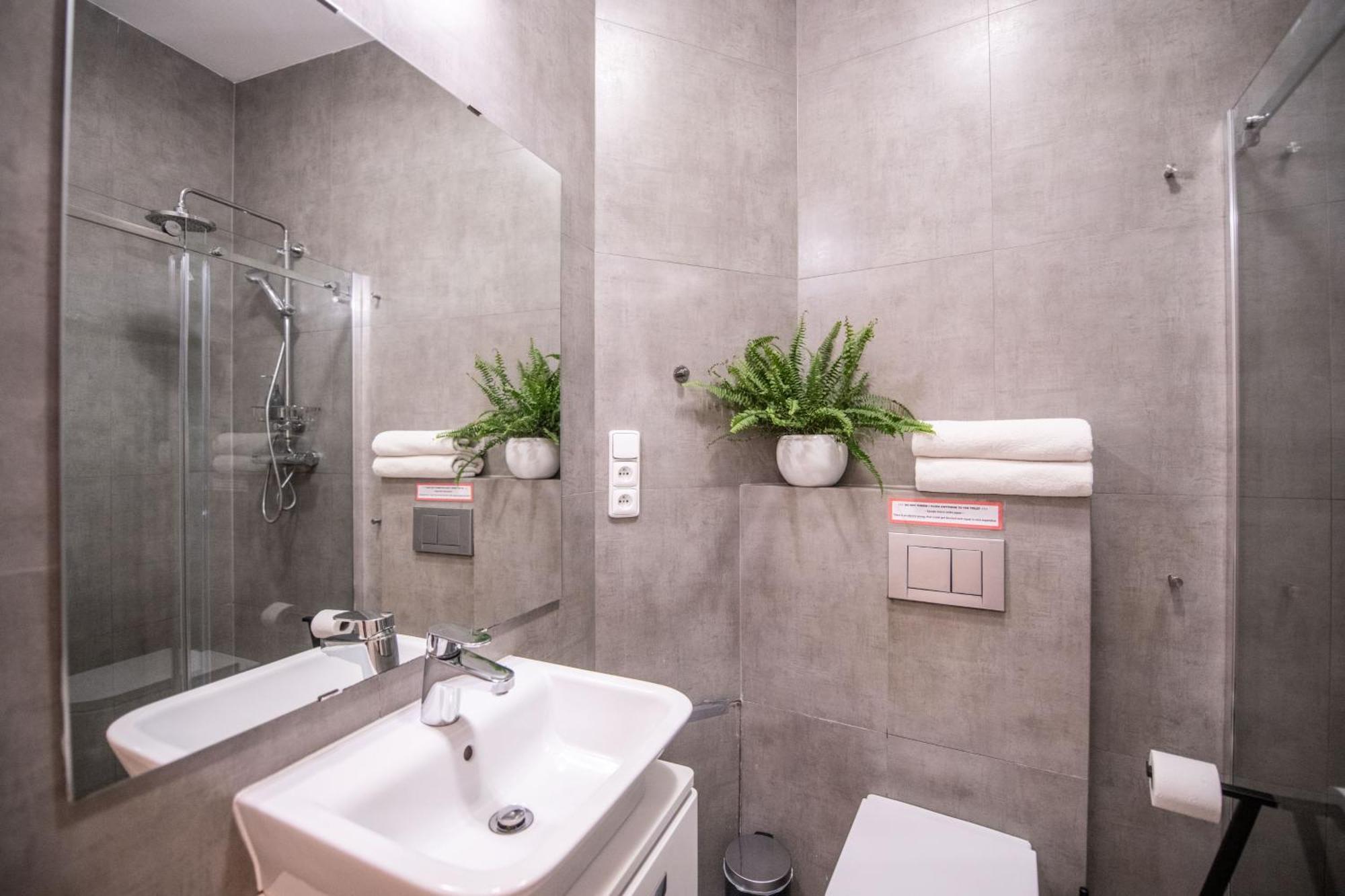 Modern Downtown Apt - Renovated, On Ideal Location Прага Екстериор снимка